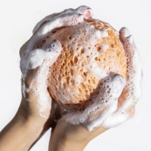 ALMA K PURIFY SOAP INFUSED BATH SPONGE 115gr - Imagen 2