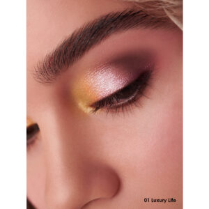 Maquillaje de ojos con sombras en tonos rosa, dorado y morado, resaltando la belleza del ojo.