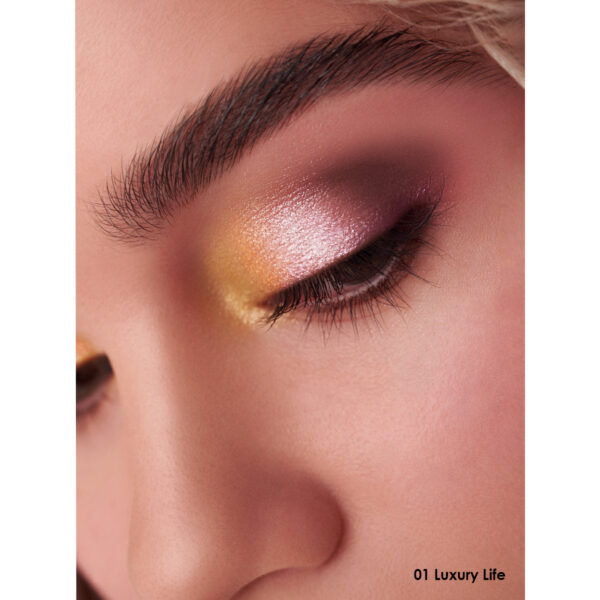 Maquillaje de ojos con sombras en tonos rosa, dorado y morado, resaltando la belleza del ojo.