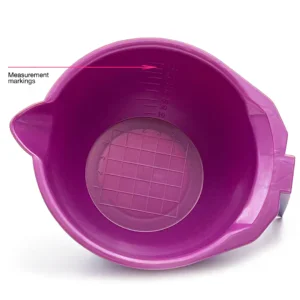 Cubo medidor de color rosa con marcas de medición y base cuadrada.