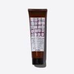 Tubo de acondicionador Davines Replumping en envase marrón con diseño de patrones blancos.