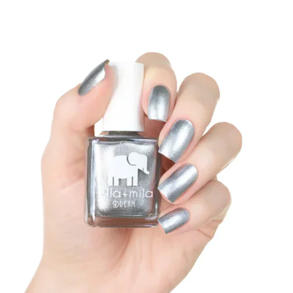 Esmalte de uñas plateado de Ultra Panama en mano femenina.