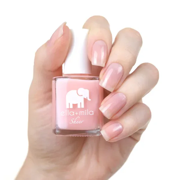 Uña con esmalte rosa claro de Ella + Mila Sheer Pure 13.3ml.