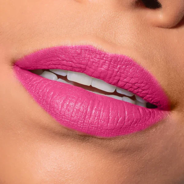 Labios con lápiz de labios rosa intenso y acabado mate.