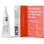 Tubo de mascarilla capilar K18 Biomimetic Hairscience en envase blanco con caja naranja y blanca.