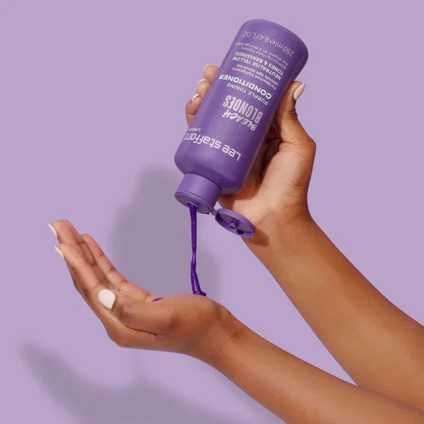 Tubo de acondicionador de color púrpura para cabello rubio platinado.