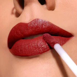 Aplicación de labial líquido Sassy en labios con close-up detallado.