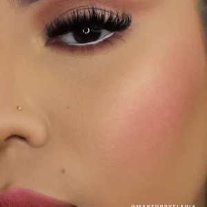 Maquillaje de rostro con énfasis en mejillas y labios en primer plano.