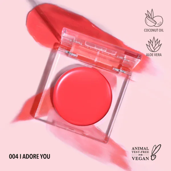 MOIRA-LOVEHEAT-CREAM-BLUSH-04-I-ADORE-YOU-2.7g.webp Polvo de rubor en tono coral en envase transparente para maquillaje.