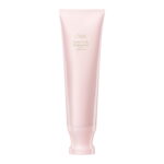 Tubo de exfoliante para cuero cabelludo Oribe Serene en color rosa suave.