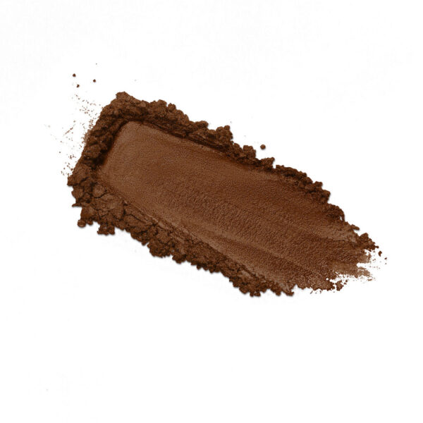 Polvo de maquillaje mineral para cejas en tono medio, textura suave y natural.