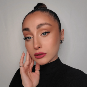 THE BALM MEET MATTE HUGHES LIQUID LIPSTICK CONFIDENT 7.4ml - Imagen 2