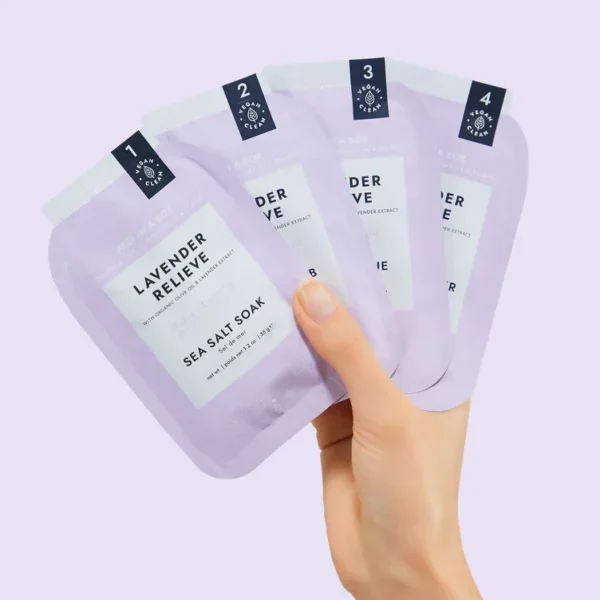 Set de cuatro sobres de baño de lujo con lavanda y sal marina para spa y relajación.