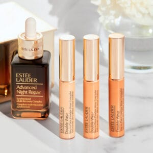 Set de productos de belleza Estée Lauder para cuidado de la piel.