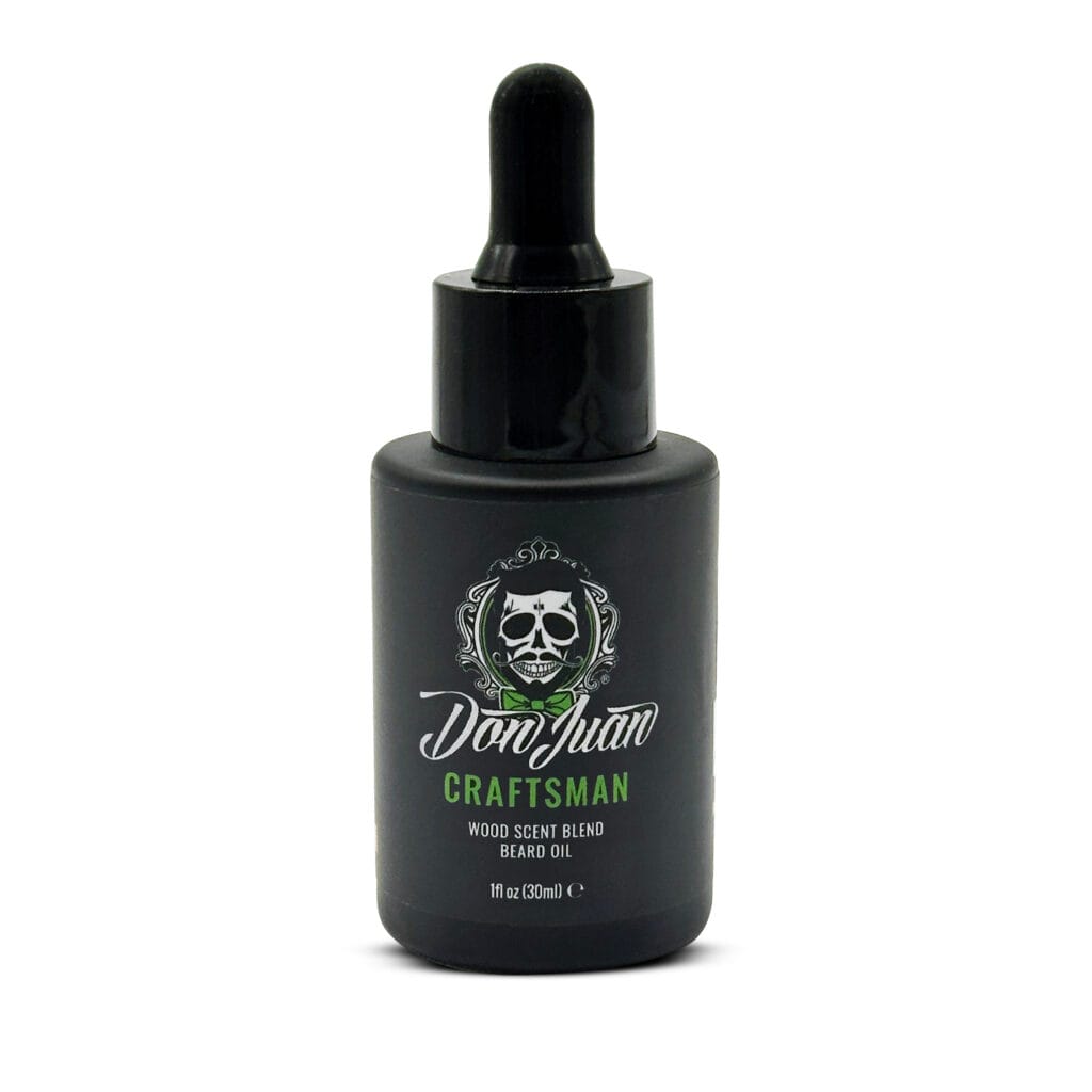 Aceite para barba con aroma a madera y calavera en botella negra.