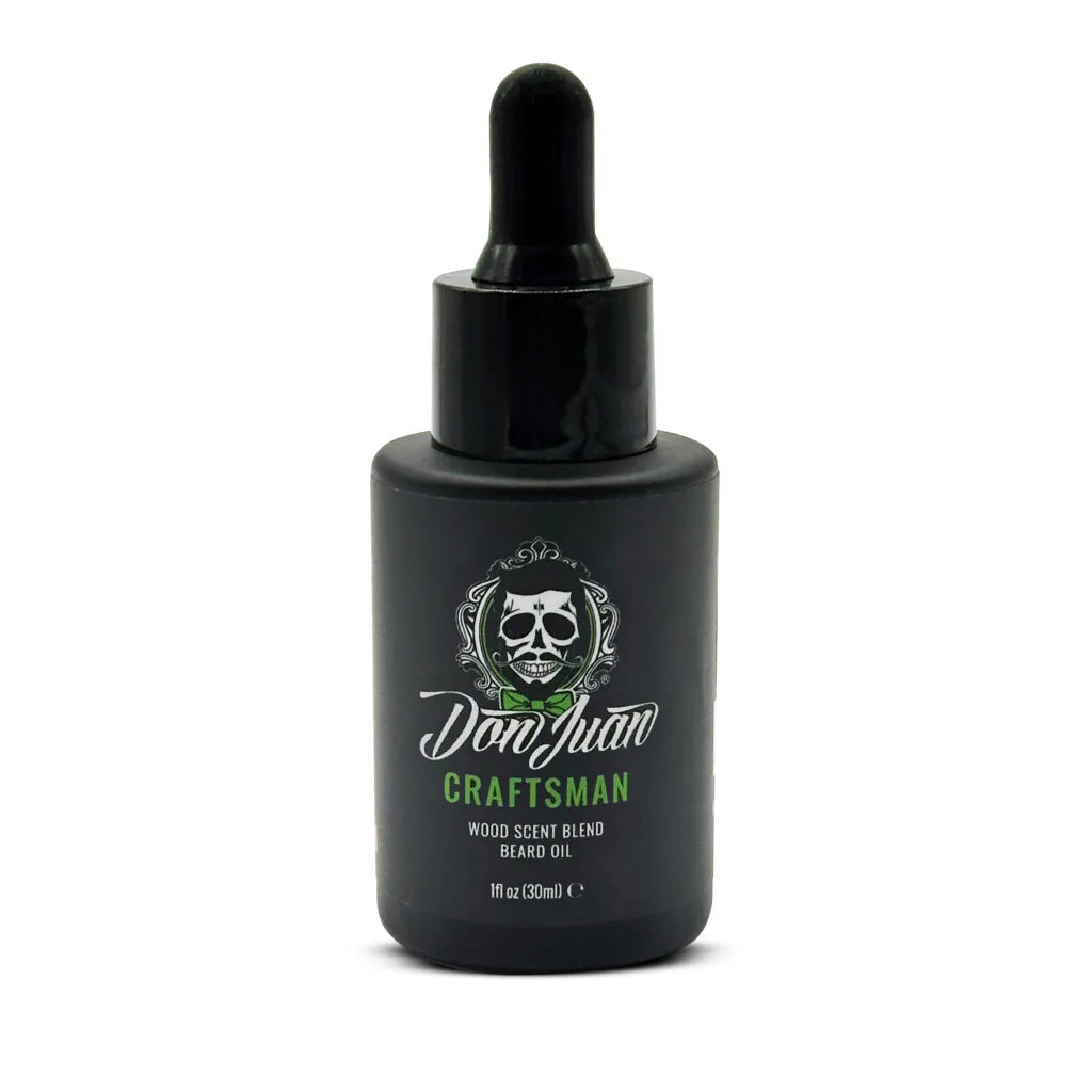Aceite para barba con aroma a madera y calavera en botella negra.